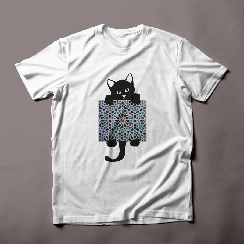 T-shirts tendance avec des motifs de chats et de zellige marocain. Trendy T-shirts with cat and Moroccan zellige pattern